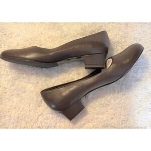 Trotters Bronze Pumps NWOT 8.5 AAA New